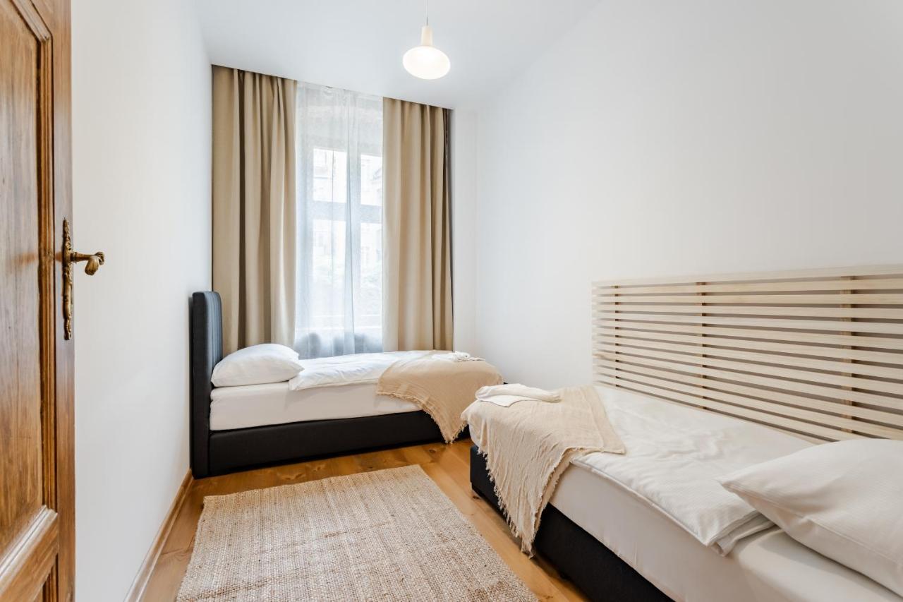 Two Bedroom Very Berry Apartment In Poznan With Desk By Noclegi Renters Zewnętrze zdjęcie