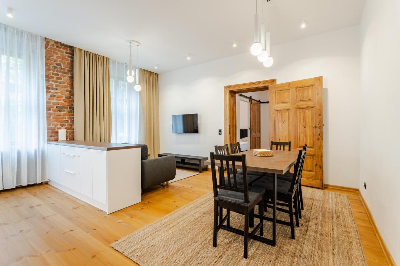Two Bedroom Very Berry Apartment In Poznan With Desk By Noclegi Renters Zewnętrze zdjęcie
