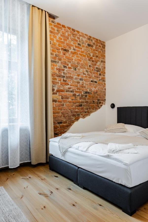 Two Bedroom Very Berry Apartment In Poznan With Desk By Noclegi Renters Zewnętrze zdjęcie