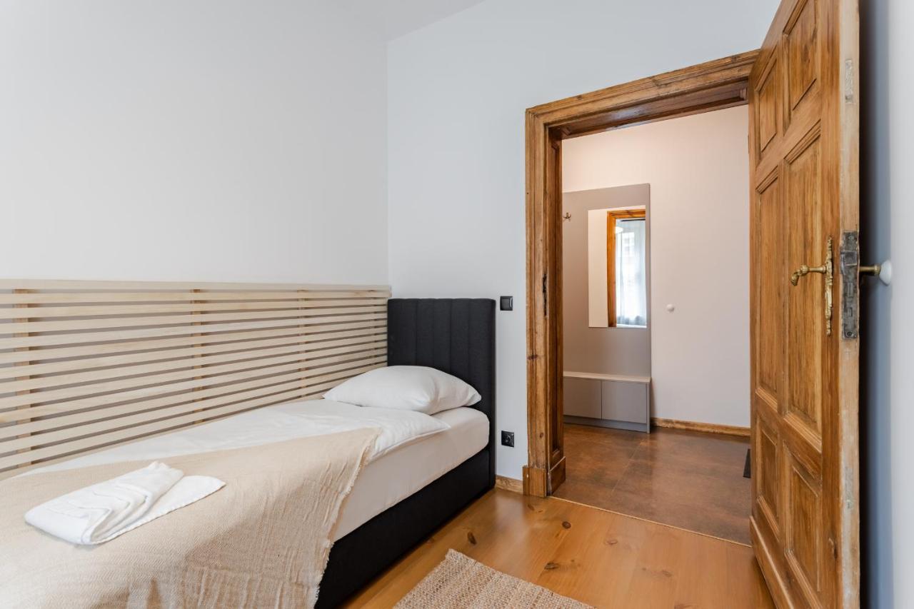 Two Bedroom Very Berry Apartment In Poznan With Desk By Noclegi Renters Zewnętrze zdjęcie